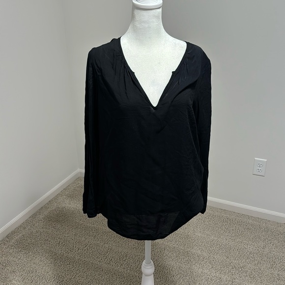 Old Navy Tops - Black Vneck blouse